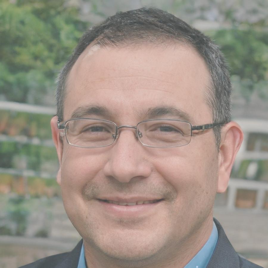 Portrait de Gautier Mendès, expert en intelligence artificielle financière